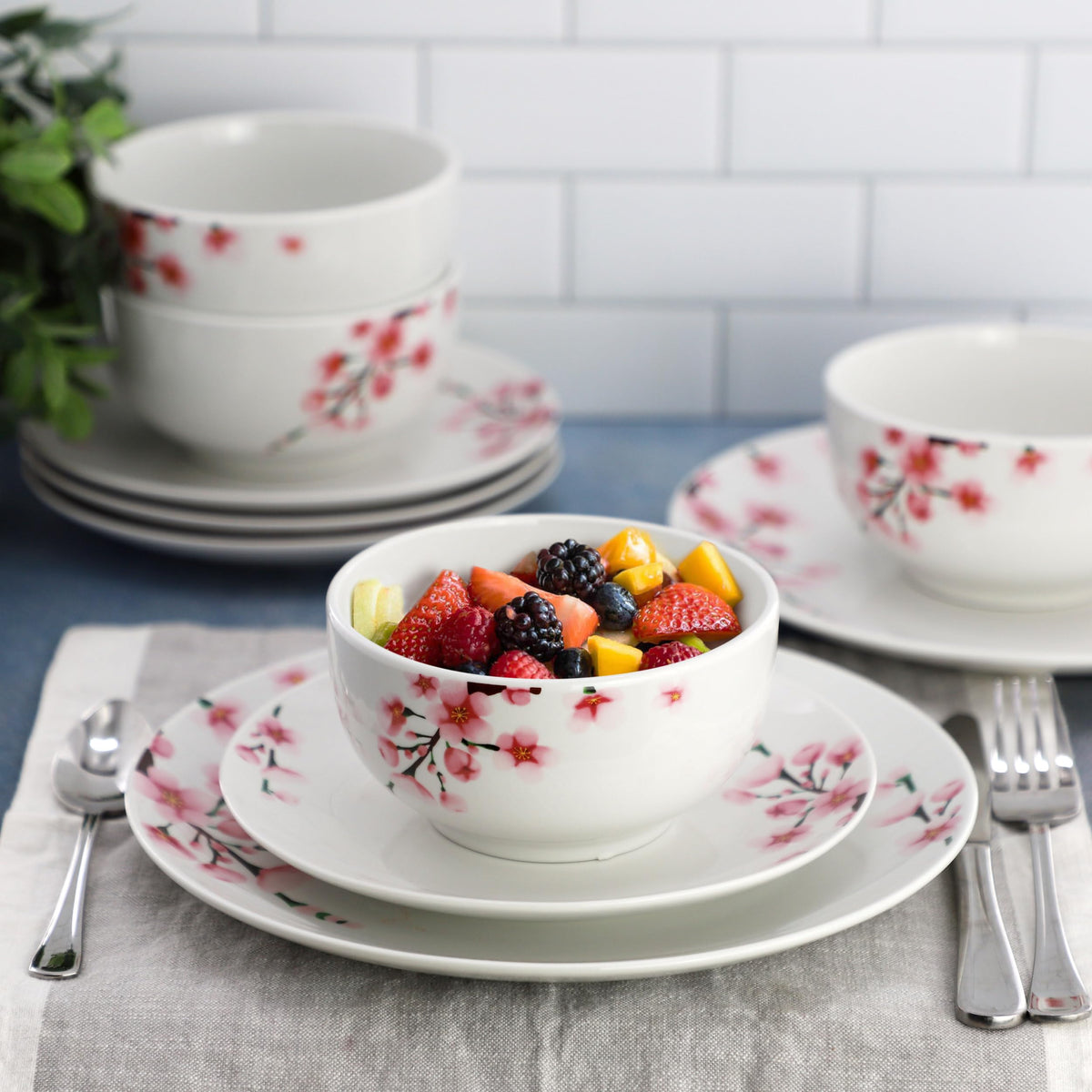12 Piece Porcelain Dinnerware Set, Service for 4 X31831
